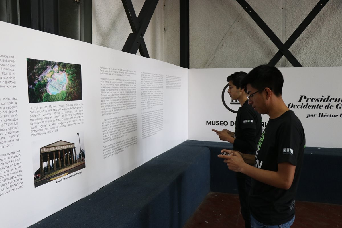 Voluntarios que trabajaron en la habilitación del museo hacen pruebas de aplicación digital antes del acto de inauguración, que será hoy por la tarde. (Foto Prensa Libre: María José Longo)