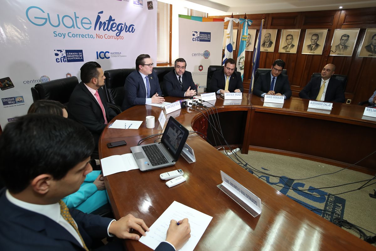 Nuevas empresas se adhirieron al programa GuateÍntegra con el objetivo de involucrar a los guatemaltecos en la lucha contra la corrupción. (Foto Prensa Libre: Paulo Raquec)