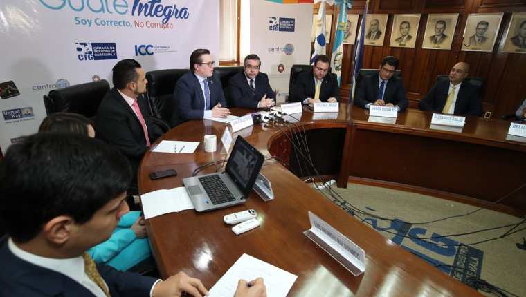 Nuevas empresas se adhirieron al programa GuateÍntegra con el objetivo de involucrar a los guatemaltecos en la lucha contra la corrupción. (Foto Prensa Libre: Paulo Raquec)