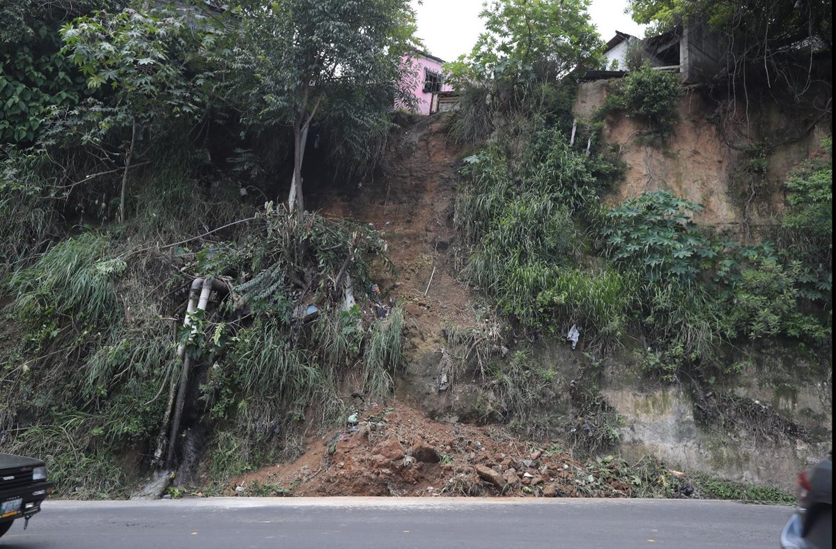 Talud con socavamientos en el kilómetro 11.5 de la ruta hacia Boca del Monte, Villa Canales, advierte peligro. (Foto Prensa Libre: Erick Ávila)