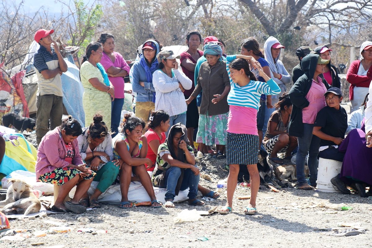 Recicladores se muestran consternado por el hallazgo del cuerpo de la bebé. (Foto Prensa Libre: Mario Morales)