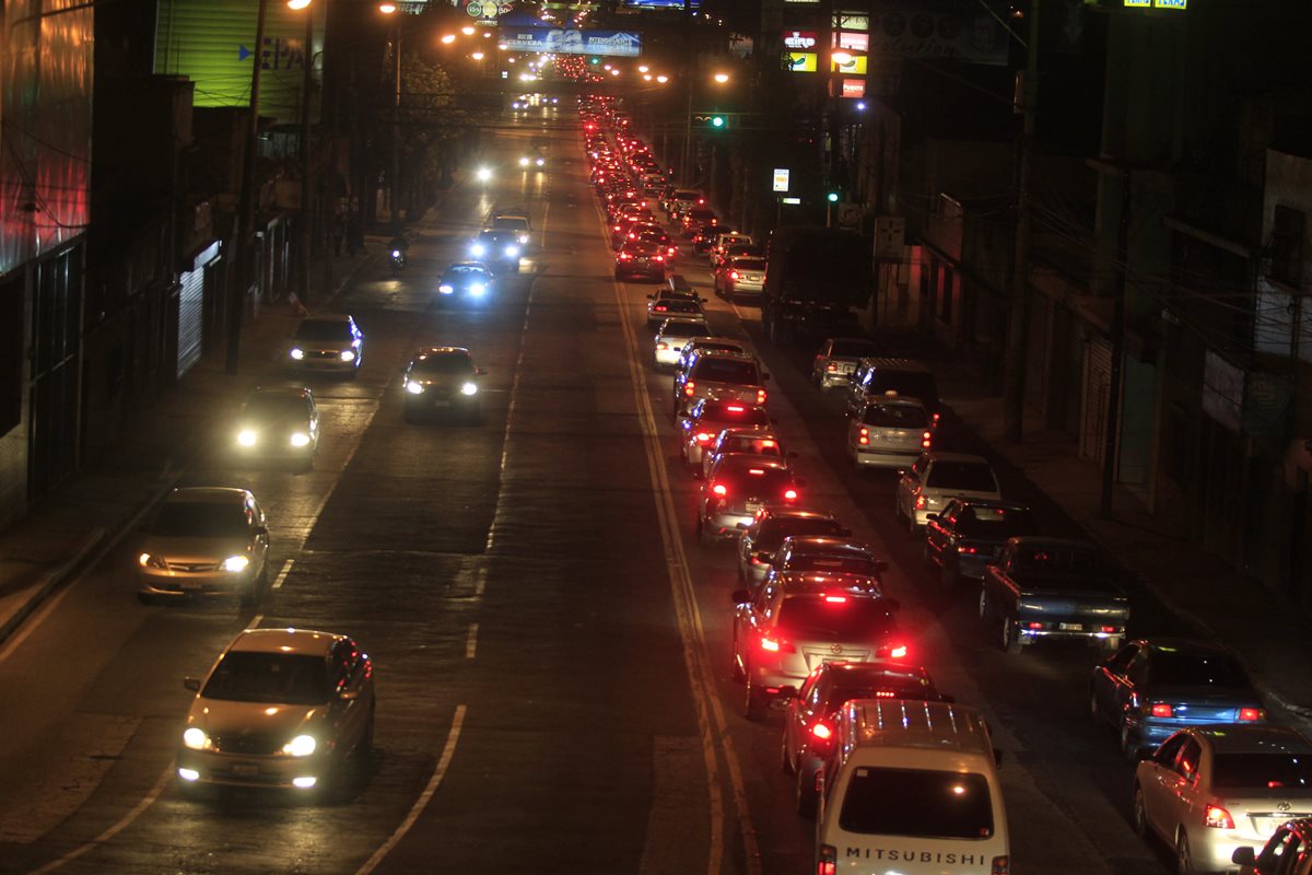Largas filas de vehículos se observan en la Calle Martí, en una dura jornada para el tránsito en el norte de la capital. (Foto Prensa Libre: Carlos Hernández)