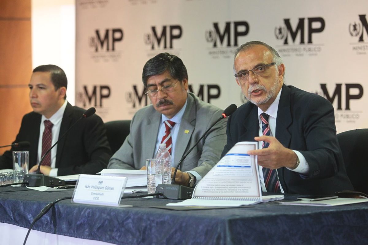 Jefe de la Cicig, Iván Velásquez, y autoridades del MP y Gobernación durante la conferencia de prensa. (Foto Prensa Libre: Álvaro Interiano).