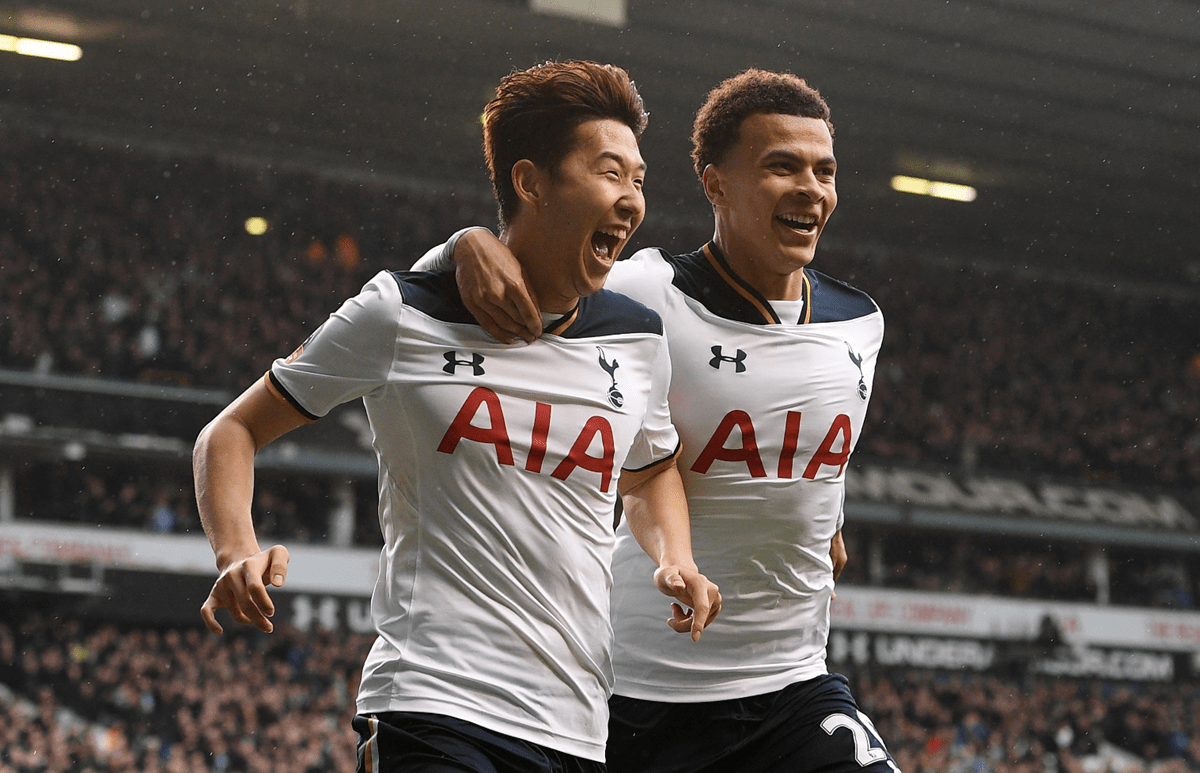 Los jugadores Heung Ming Son y Dele Alli celebran el triunfo del Tottenham en la Copa de Inglaterra. (Foto Prensa Libre: EFE)