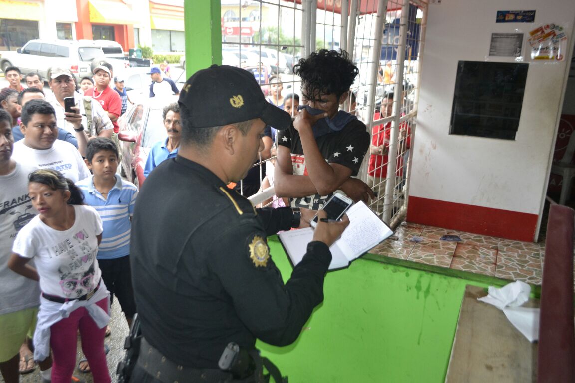 Edwin Enrique Rivera es aprehendido por agentes de la PNC en Puerto Barrios, luego de haber sido sorprendido en un local comercial. (Foto Prensa Libre: Dony Stewart)