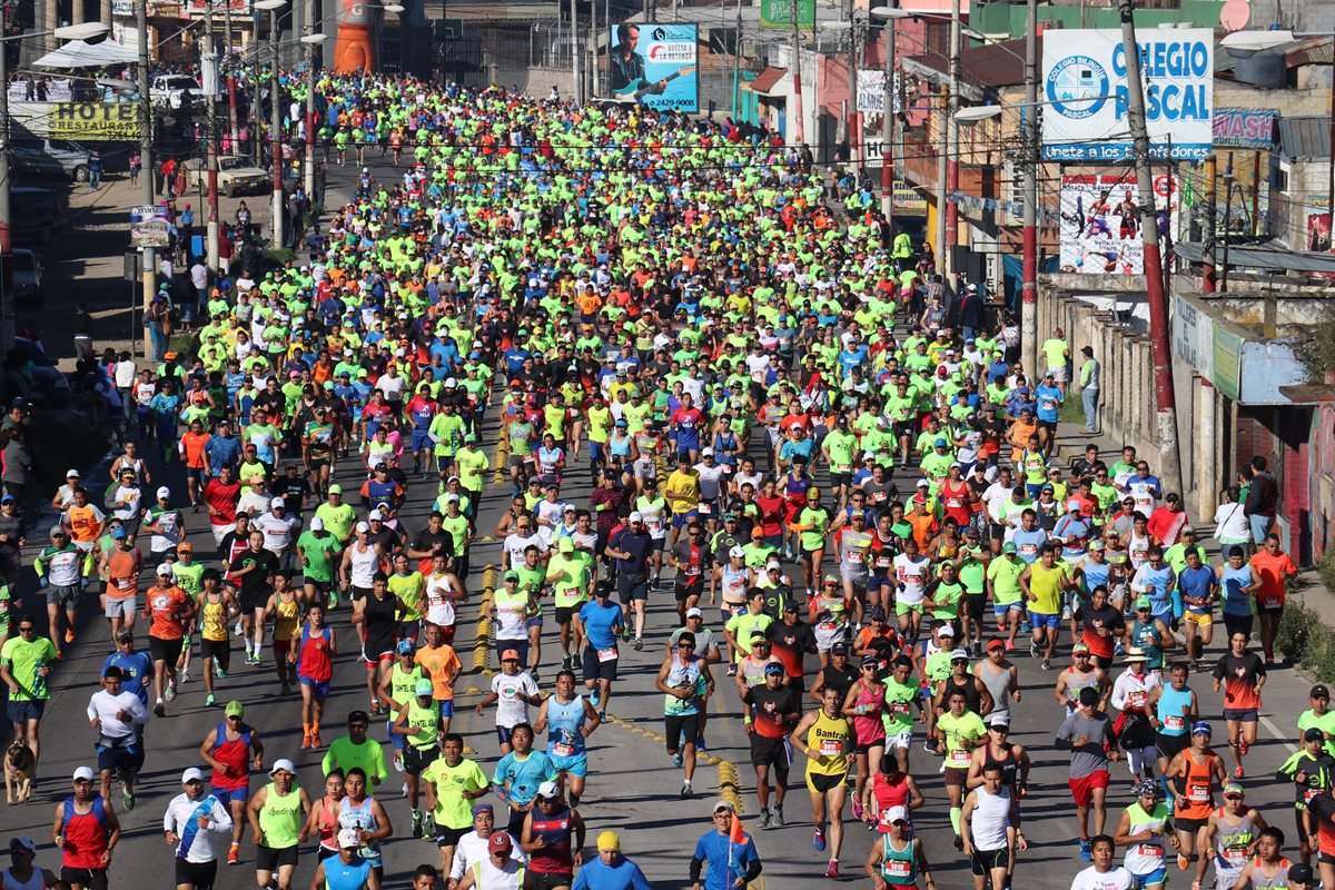 Cientos de atletas participan en el medio maratón Xela 21K del 2017, en Quetzaltenango. (María José Longo)