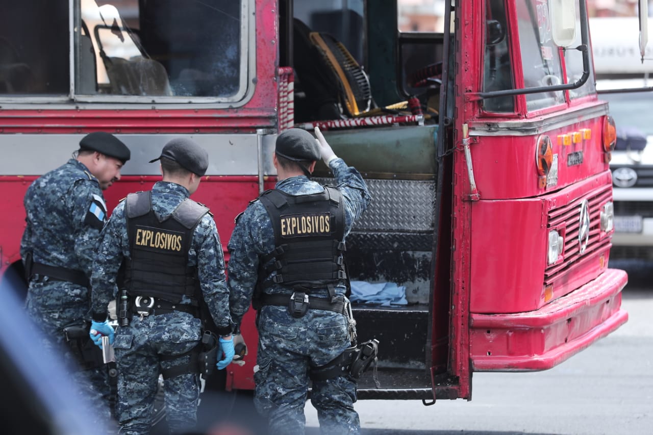 Agentes antiexplosivos buscan determinar el tipo de artefacto utilizado. (Foto Prensa Libre: Juan Diego González)