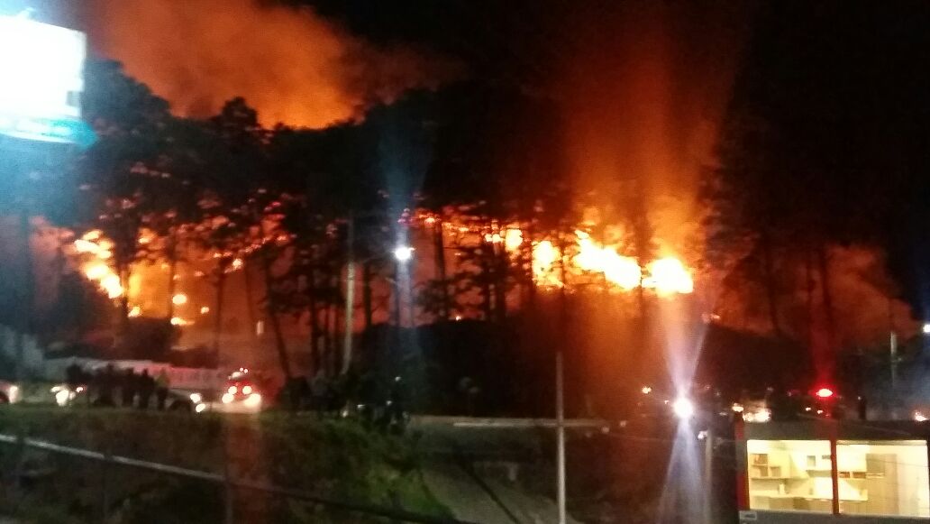 Vista del incendio desde la carretera. (Foto Prensa Libre: Cortesía).
