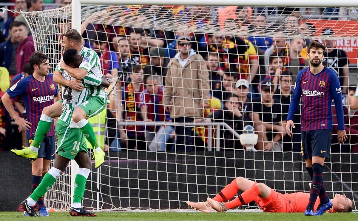 El Real Betis sorprendió al líder Barcelona y celebró la victoria en el Camp Nou. (Foto Prensa Libre: AFP).