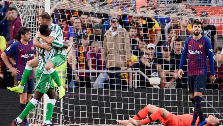 El Real Betis sorprendió al líder Barcelona y celebró la victoria en el Camp Nou. (Foto Prensa Libre: AFP).
