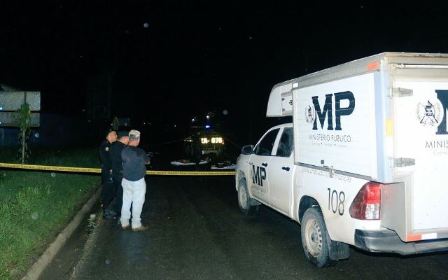 Ministerio Público en el lugar donde murieron dos motoristas en accidente de tránsito en Izabal. (Foto Prensa Libre: Dony Stewart)