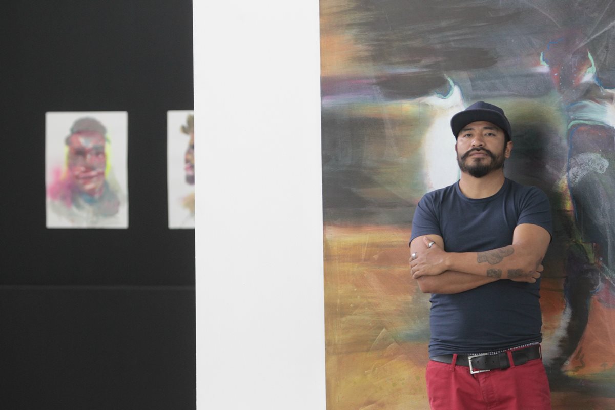 El artista Carlos Pérez nació en Antigua Guatemala y desde hace más de una década que vive en Austria. (Foto Prensa Libre: Ángel Elías)