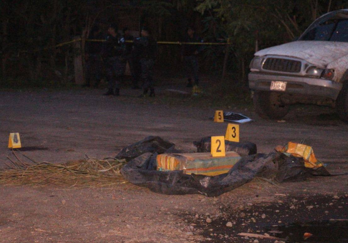 Droga localizada en La Gomera, Escuintla, es contabilizada por autoridades. (Foto Prensa Libre: PNC)
