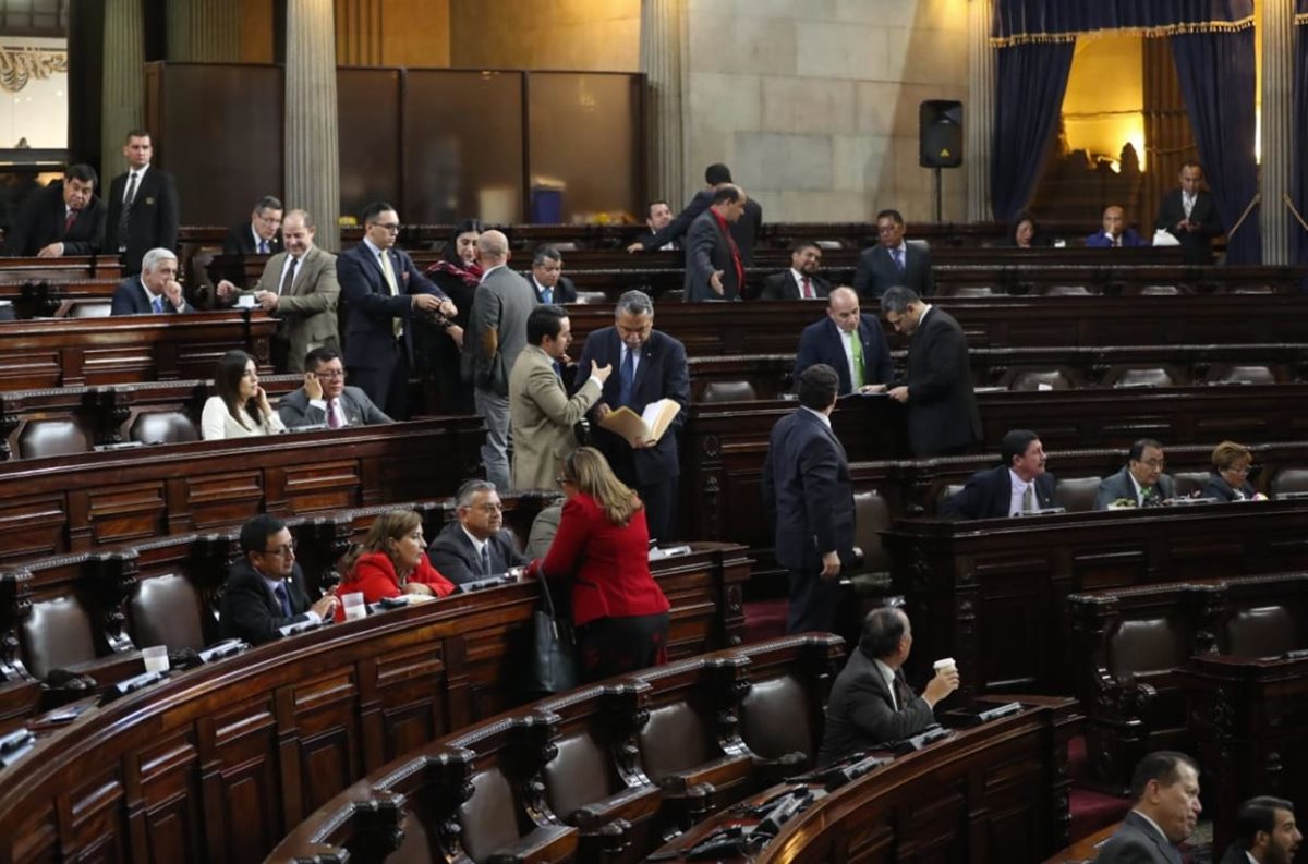 El ministro de Finanzas Víctor Manuel Martínez y el jefe de la SAT, Abel Cruz Calderón (tercero) exponen ante diputados las asignaciones de gasto del proyecto del presupuesto para el 2019 ante diputados de oposición. (Foto Prensa Libre: Óscar Rivas Pu)