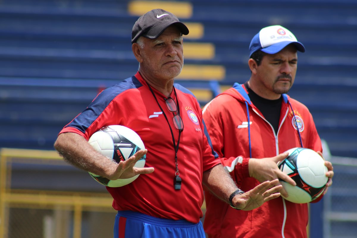 El técnico nacional prepara la estrategia para el juego contra Comunicaciones este sábado a las 20.30 horas. (Foto Prensa Libre: Raúl Juárez)