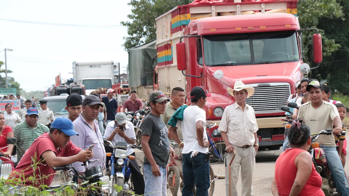 Los vecinos bloquearon el acceso a San José la Máquina, Suchitepéquez. (Foto Prensa Libre: Cristian Soto)