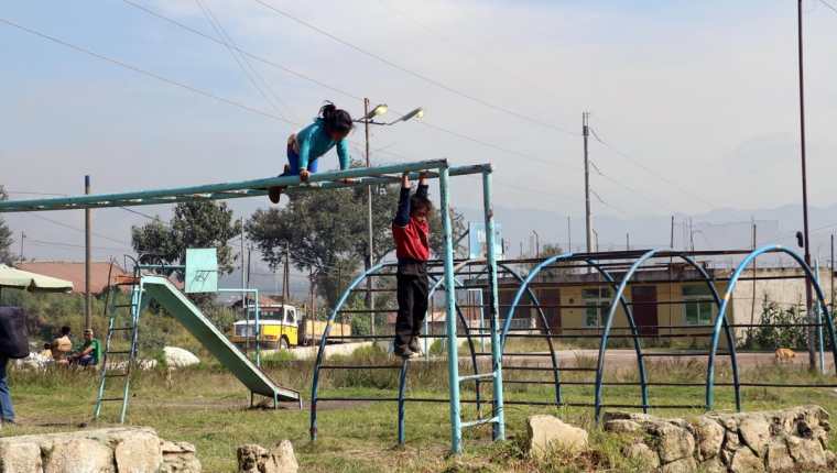 Algunos niños llegan a jugar al parque infantil Thelma Quixtán, zona 1, a pesar de las condiciones en las que se encuentra. (Foto Prensa Libre: Carlos Ventura)