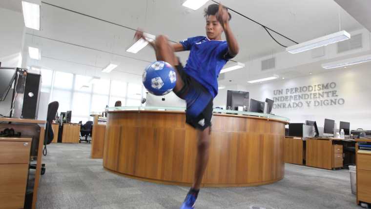 Alejandro Domínguez domina el balón en la sala de redacción de Prensa Libre. (Foto Prensa Libre: Fernando López)