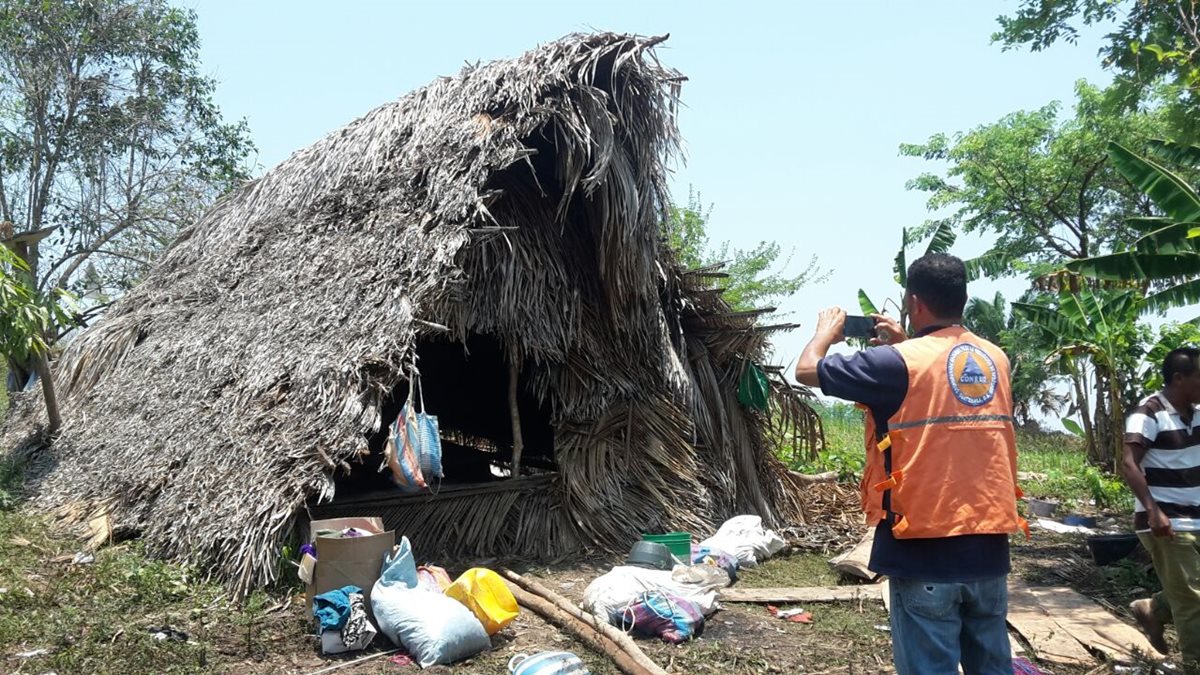Autoridades de Conred en Petén verifican estado de vivienda dañada en Las Cruces. (Foto Prensa Libre: Rigoberto Escobar)