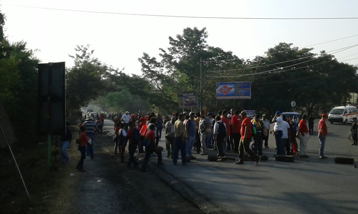 Salubristas impiden el paso de vehículos en la ruta de Ipala a Chiquimula. (Foto Prensa Libre: Víctor Gómez)