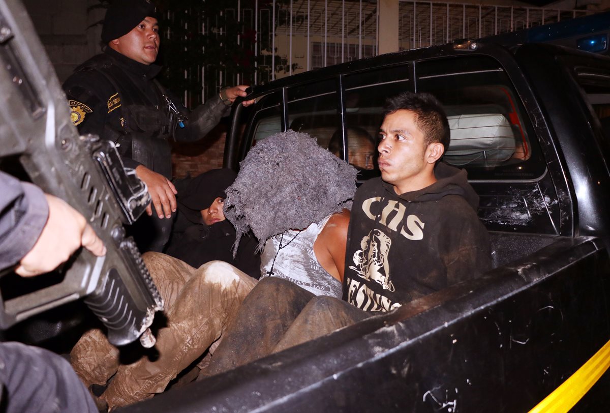Capturados son trasladados por la PNC a un juzgado. (Foto Prensa Libre: Carlos Ventura)