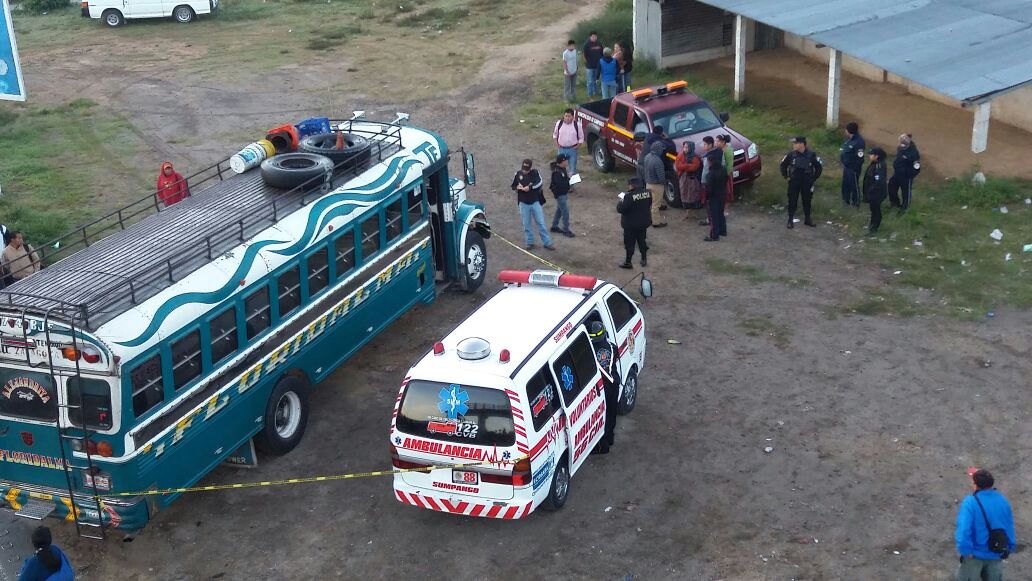 Agentes de la PNC resguardan autobús que fue asaltado en Sumpango, Sacatepéquez. (Foto Prensa Libre: Víctor Chamalé)