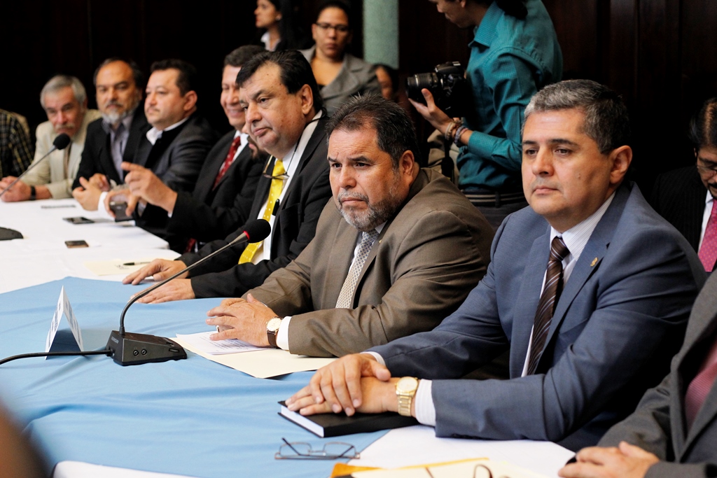 El Consejo Superior Universitario y directores de unidades de la Usac acuden al Congreso para solicitar apoyo con un préstamo. (Foto Prensa Libre: Paulo Raquec)
