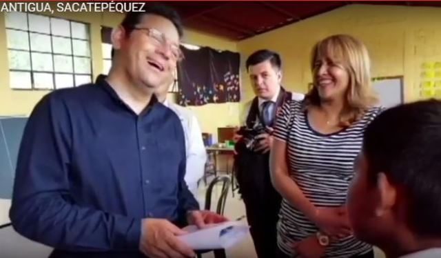 Jimmy Morales y Patricia de Morales reaccionan a la petición de Roberto Carlos García. (Foto Prensa Libre: Cortesía Guatevisión)