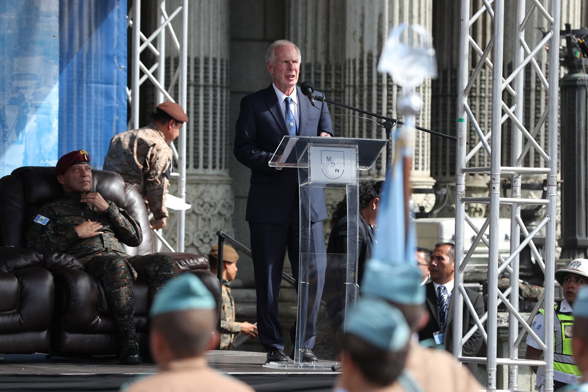 El alcalde capitalino, Álvaro Arzú, dio este domingo un polémico discurso en la Plaza de la Constitución. (Foto Prensa Libre: Érick Ávila)