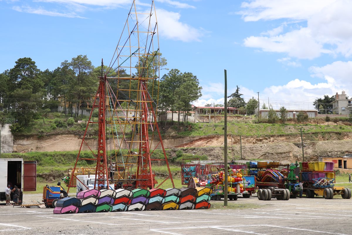 Los juegos mecánicos son instalados en el campo de la feria de Huehuetenango, para la celebración de las fiestas julias. (Foto Prensa Libre: Mike Castillo)