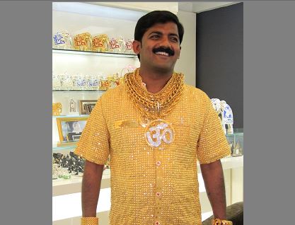 Fotografía de enero del 2013 que muestra al multimillonario Datta Phuge vistiendo su camisa de oro que lo hizo famoso. (Foto Prensa Libre: AFP).