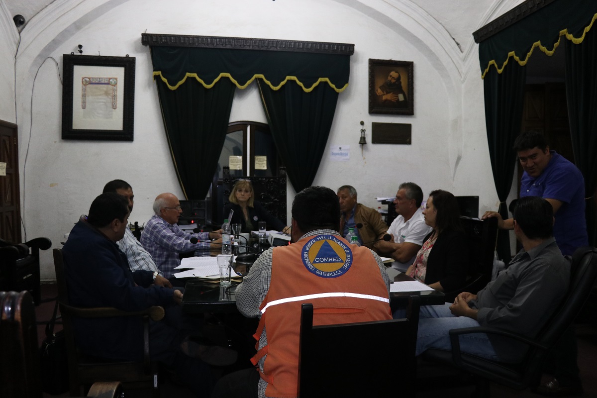 El Concejo de Antigua Guatemala aprobó las recomendaciones de prevención para resguardar el edifico municipal. (Foto Prensa Libre: Julio Sicán).