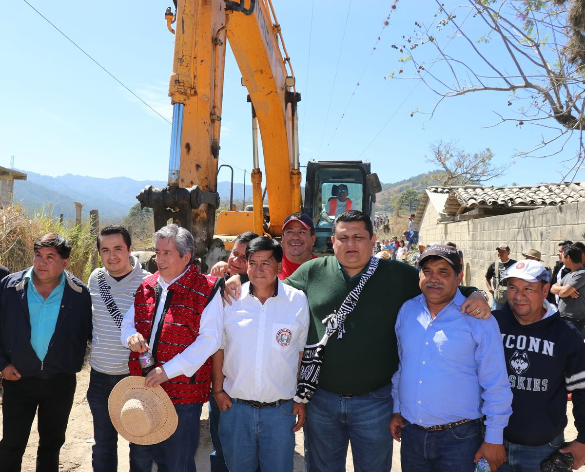 Viceministro y autoridades locales inauguran por quinta vez tramo carretero de San Andrés Sajcabaja a Santa Cruz del Quiché. (Foto Prensa Libre: Héctor Cordero)
