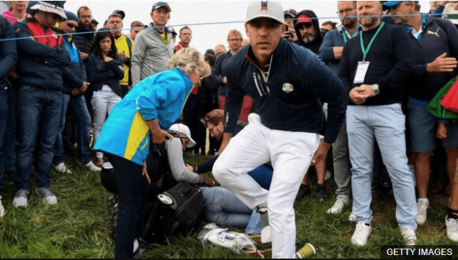 Corine Remande, quien fue atendida en el campo, comentó que le restó importancia al incidente para no desconcentrar a Brooks Koepka cuando el golfista estadounidense se interesó por su salud. (Foto Prensa Libre: BBC News Mundo)