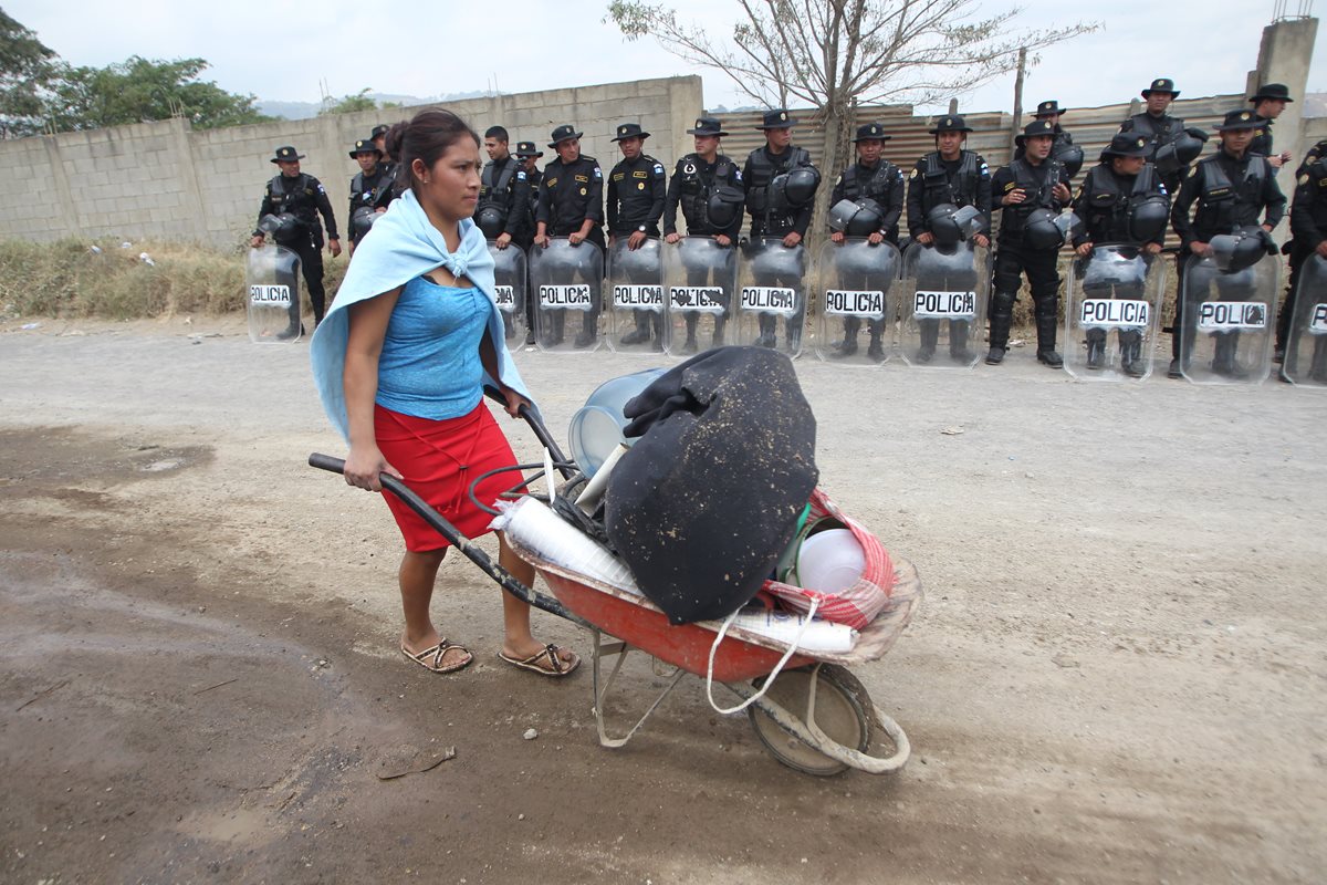 Familias desalojaron los terrenos sin resistancia. (Foto Prensa Libre: Erick Avila)