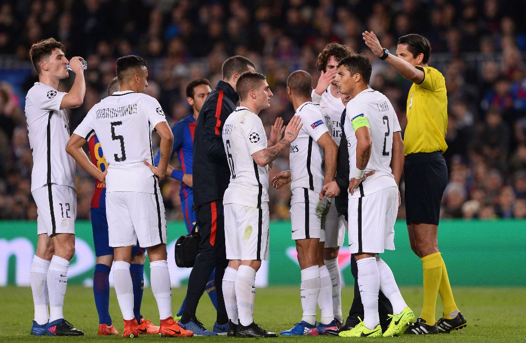 Los jugadores del PSG reclamaron en más de una ocasión al árbitro durante el juego frente al Barcelona. (Foto Prensa Libre: AFP)