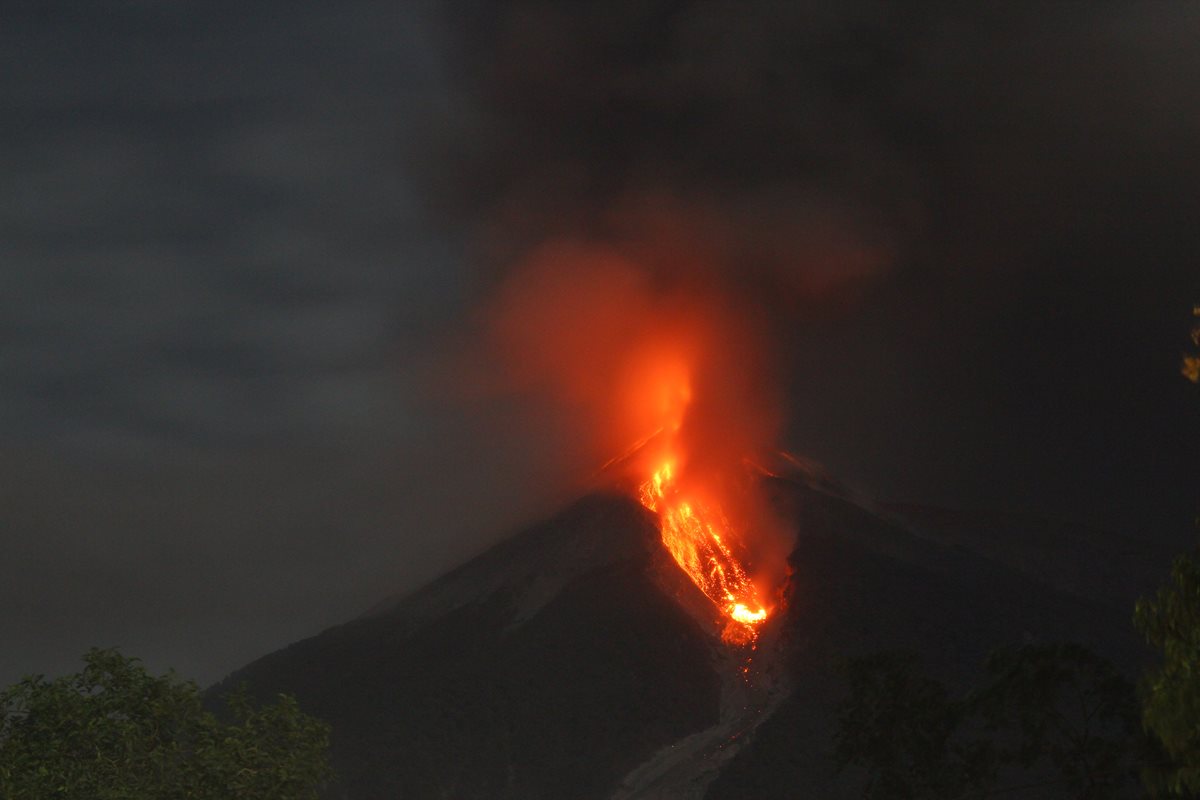 Volcán de Fuego lanza lava durante erupción del miércoles en la noche. (Foto Prensa Libre: Melvin Sandoval)