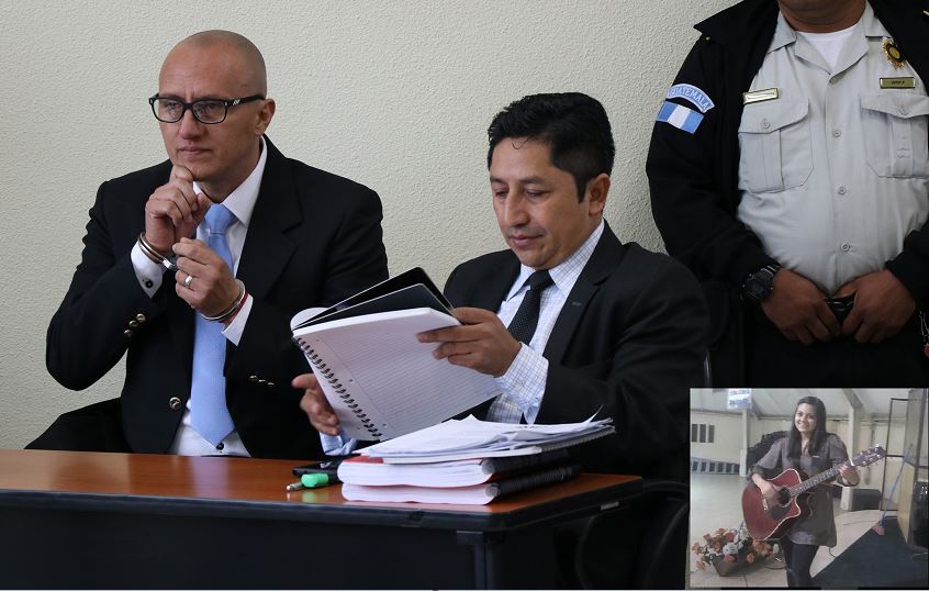 Marroquín (izq) y su abogado Benito Ajucum, durante la audiencia que enfrenta por la muerte de Gabriela Barrios (inserta). (Foto Prensa Libre: María José Longo)