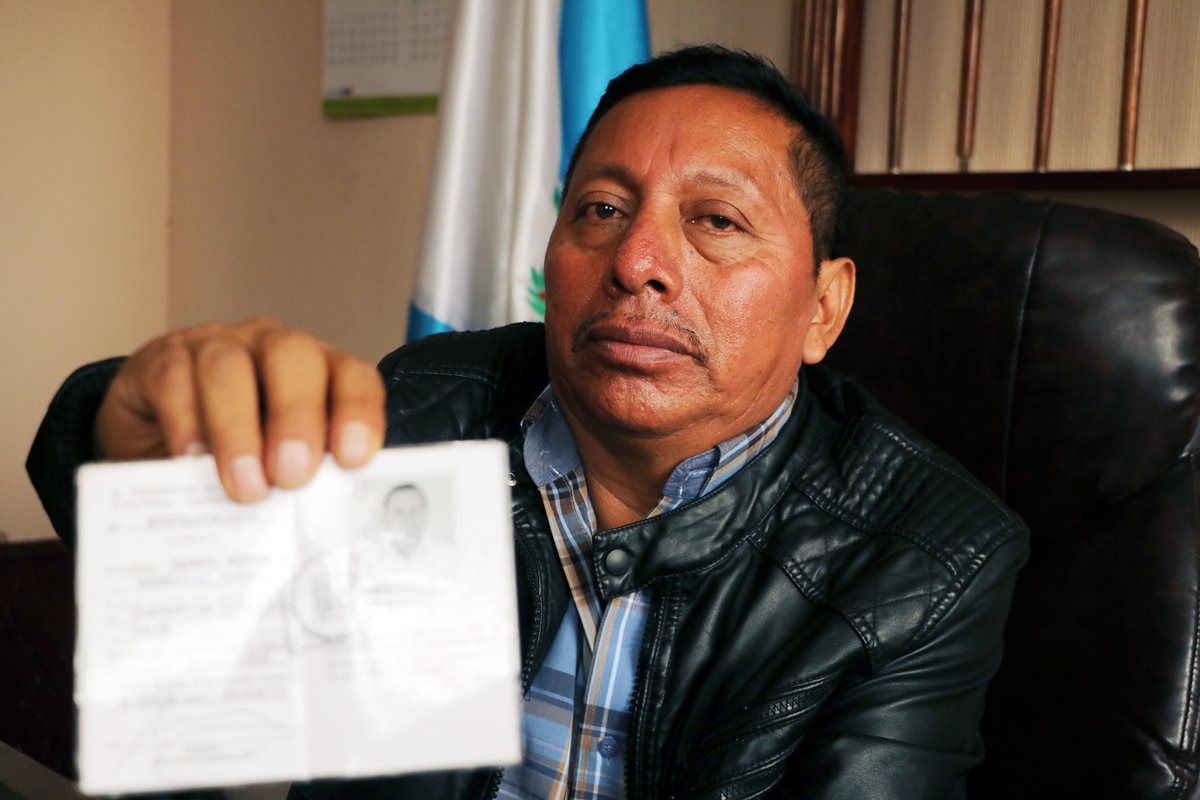 El alcalde Rafael Hernández muestra la credencial del Tribunal Supremo Electoral que lo acredita como alcalde municipal de Concepción Chiquiricha. (Foto Prensa Libre: Carlos Ventura)