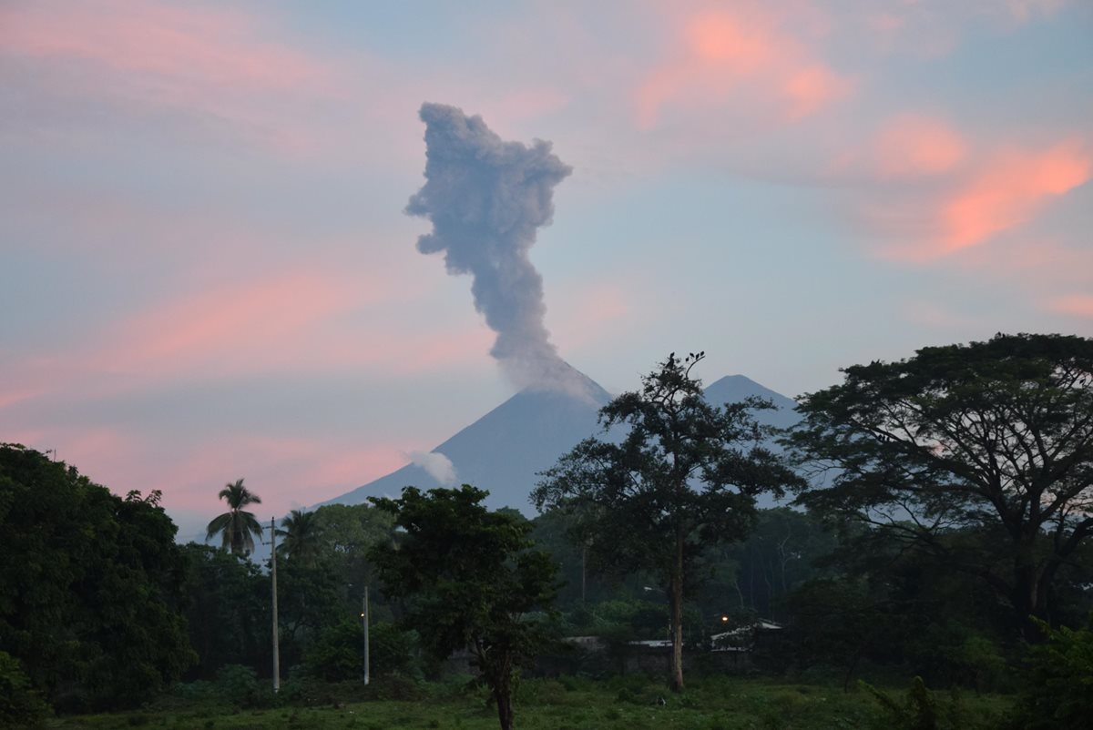 Volcán de Fuego visto desde la cabecera de Escuintla, cuando lanza humo y ceniza. (Foto Prensa Libre: Carlos E. Paredes)