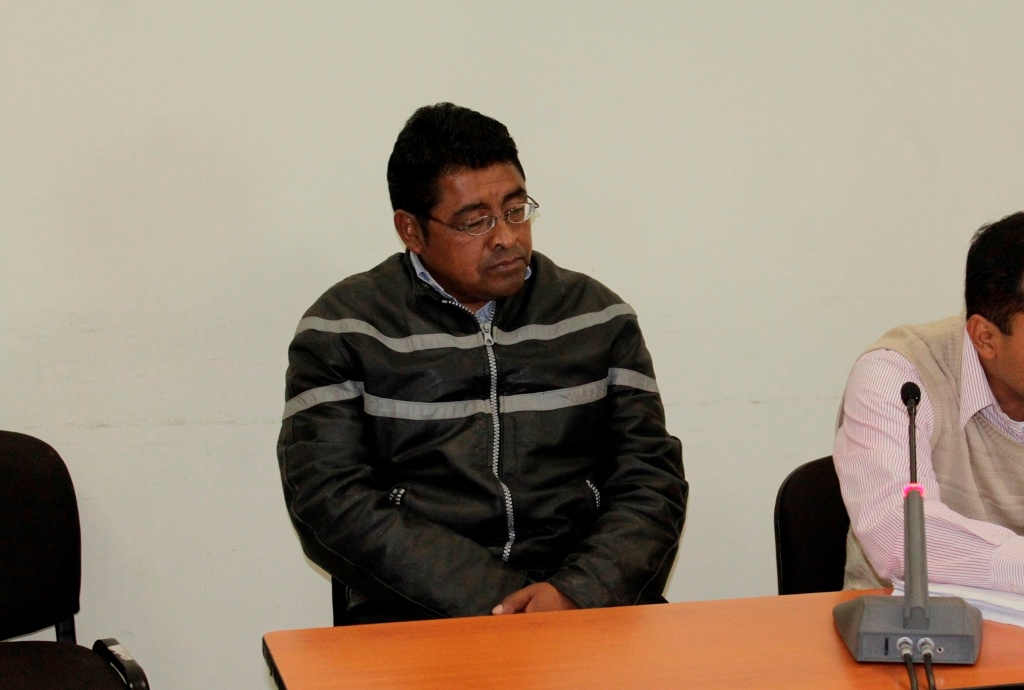 José Alfredo Juanta escucha la decisión del Juzgado “A” de Primera Instancia Penal de Quetzaltenango. (Foto Prensa Libre: María José Longo).