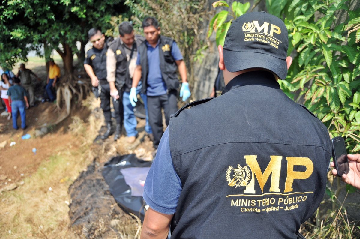 Peritos del MP examinan lugar donde niños localizaron un cráneo humano, en Coatepeque. (Foto Prensa Libre: Alexánder Coyoy)
