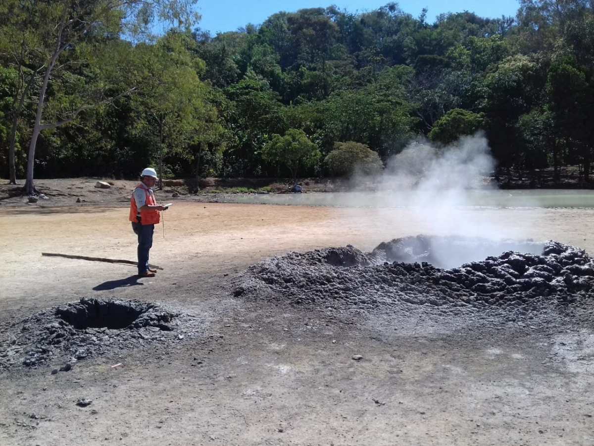 Piden a vulcanólogos investigar formación de cráter a orillas de la Laguna de Ixpaco