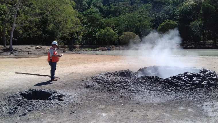 Del agujero que se formó frente a la Laguna de Ixpacó, Pueblo Nuevo Viñas, Santa Rosa, emanan gases con olor a azufre. (Foto Prensa Libre: Cortesía Conred)
