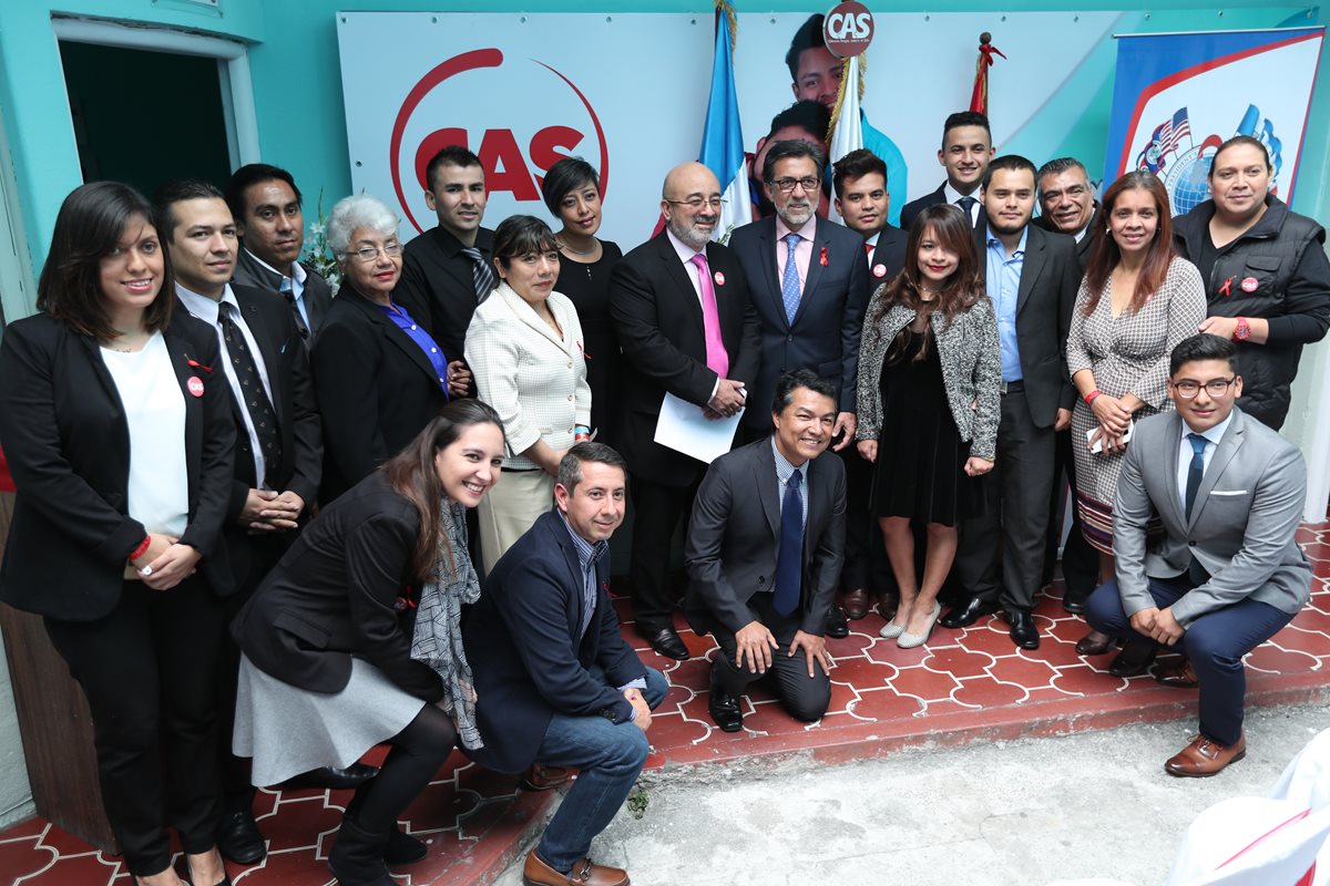 Embajador Luis Arreaga conoció el trabajo del Colectivo contra el Sida (CAS) en la la nueva clínica para atención y tratamiento contra el Sida. (Foto Prensa Libre)
