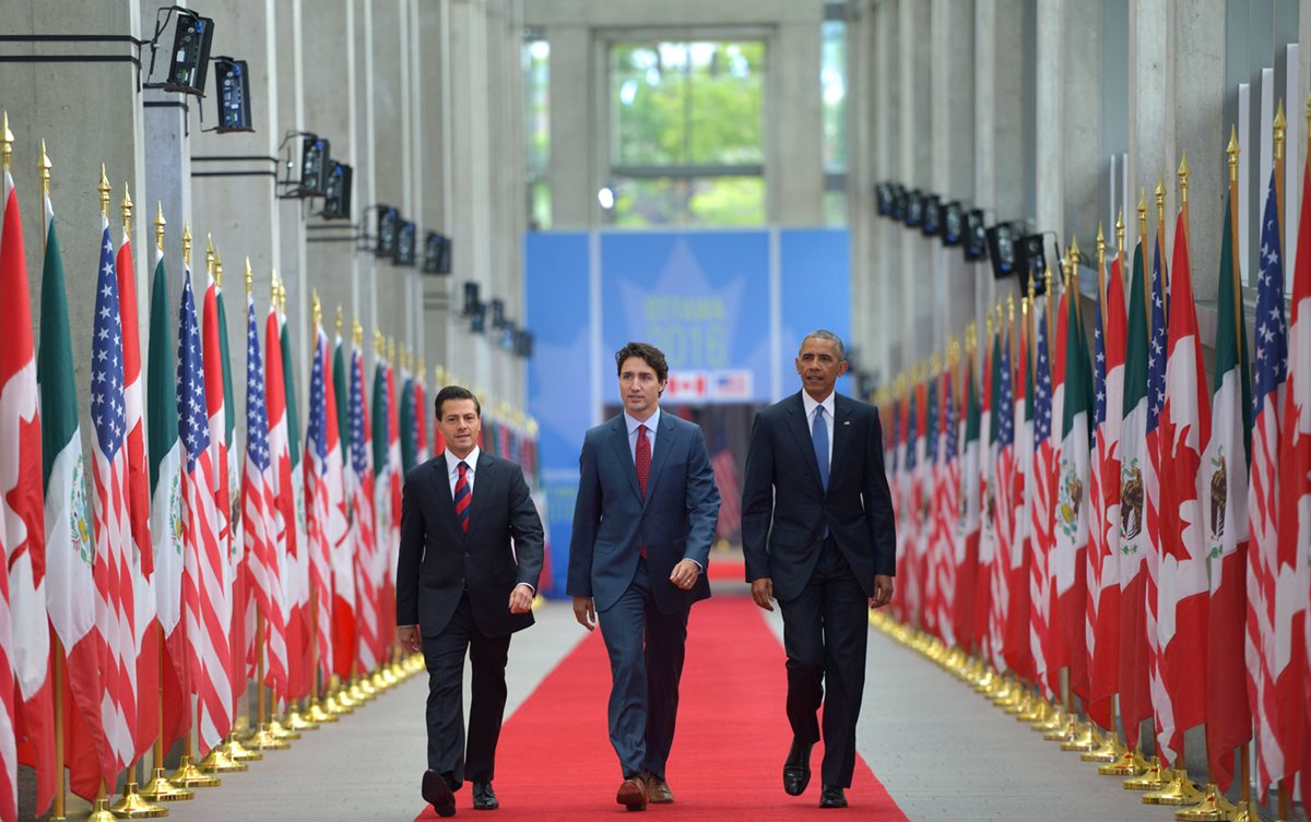 Peña Nieto (i), Justin Trudeau (c) y Barack Obama (d), en la sede de la Cumbre de Norteamérica, celebrada en Ottawa. (Foto Prensa Libre: EFE).