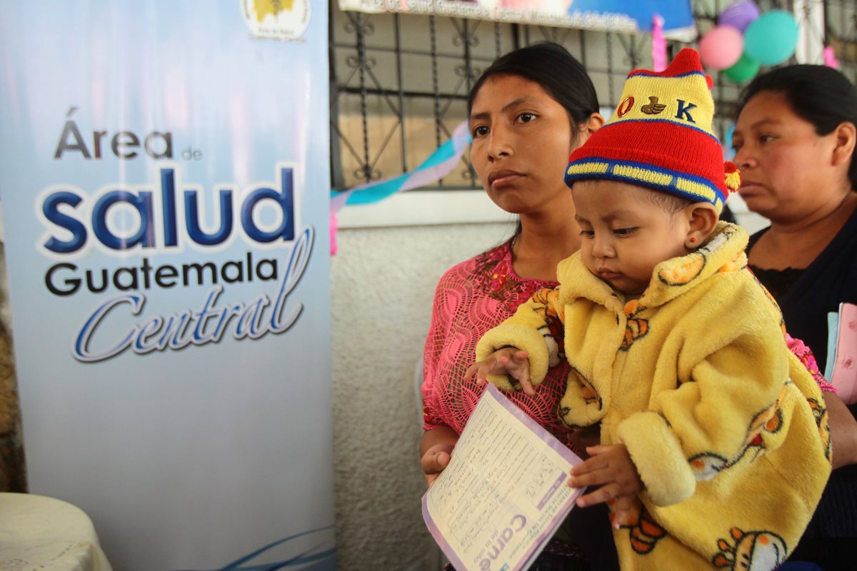Madres acuden a los puestos de Salud con sus hijos, pero no siempre hay medicamentos. (Foto Prensa Libre: Hemeroteca PL)