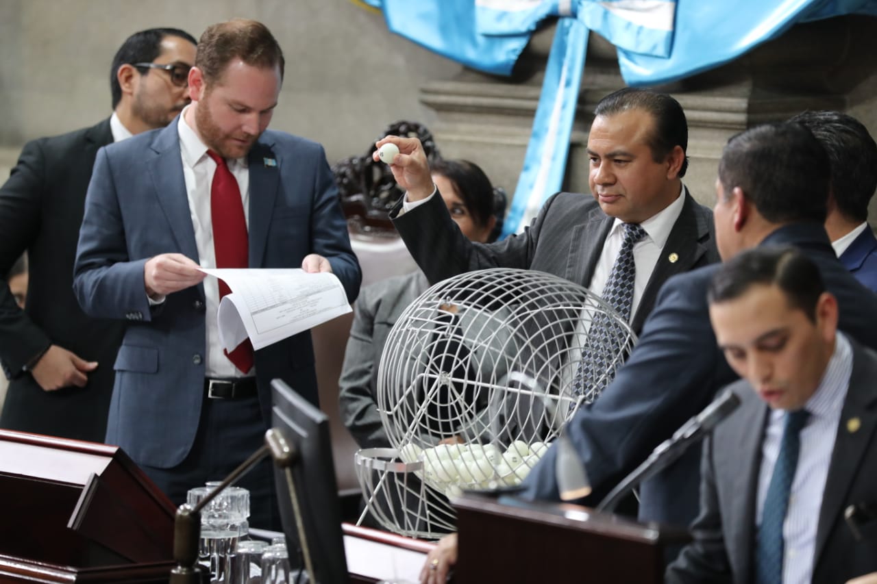 Momento en que el Congreso selecciona a los cinco pesquisidores para magistrados de la CC. (Foto Prensa Libre: Érick Ávila)