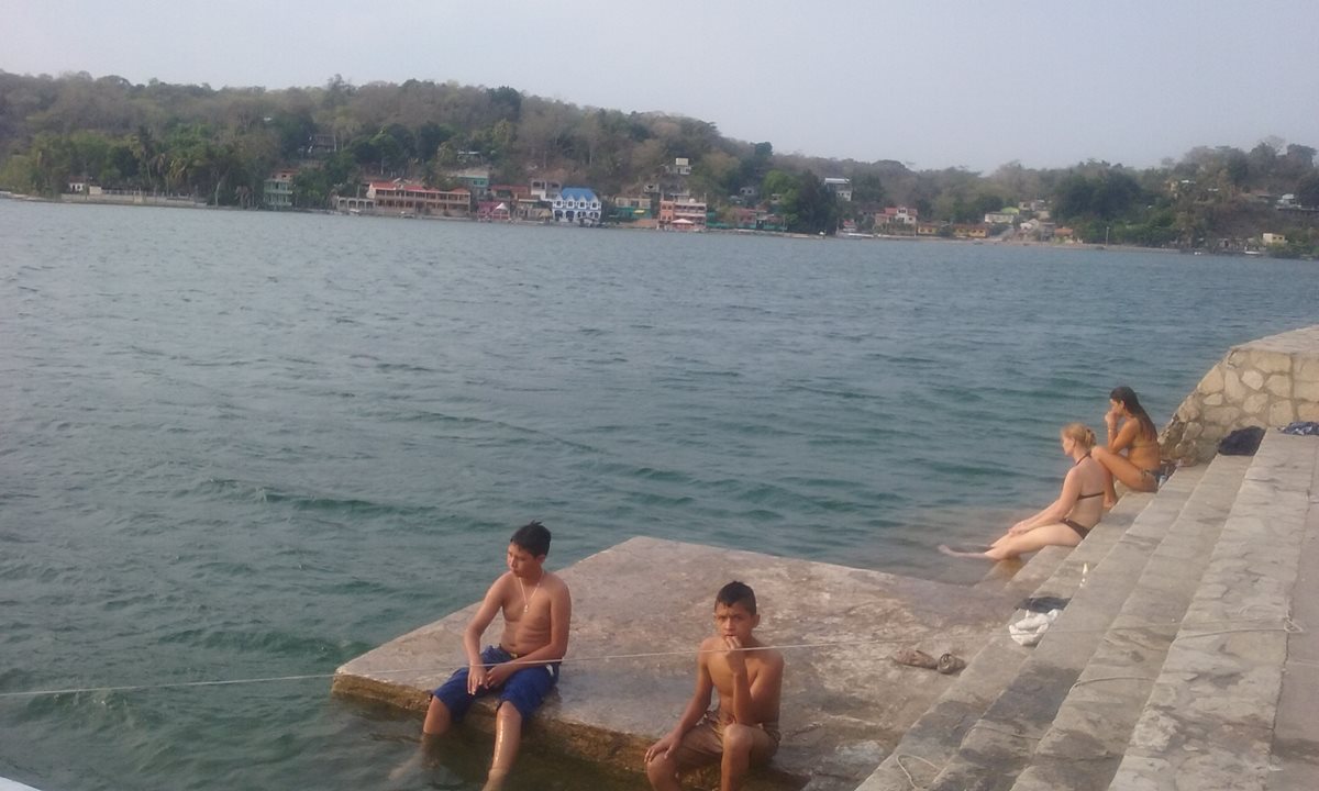 Turistas y residentes visitan el lago Petén Itzá para refrescarse por el calor. (Foto Prensa Libre: Rigoberto Escobar)