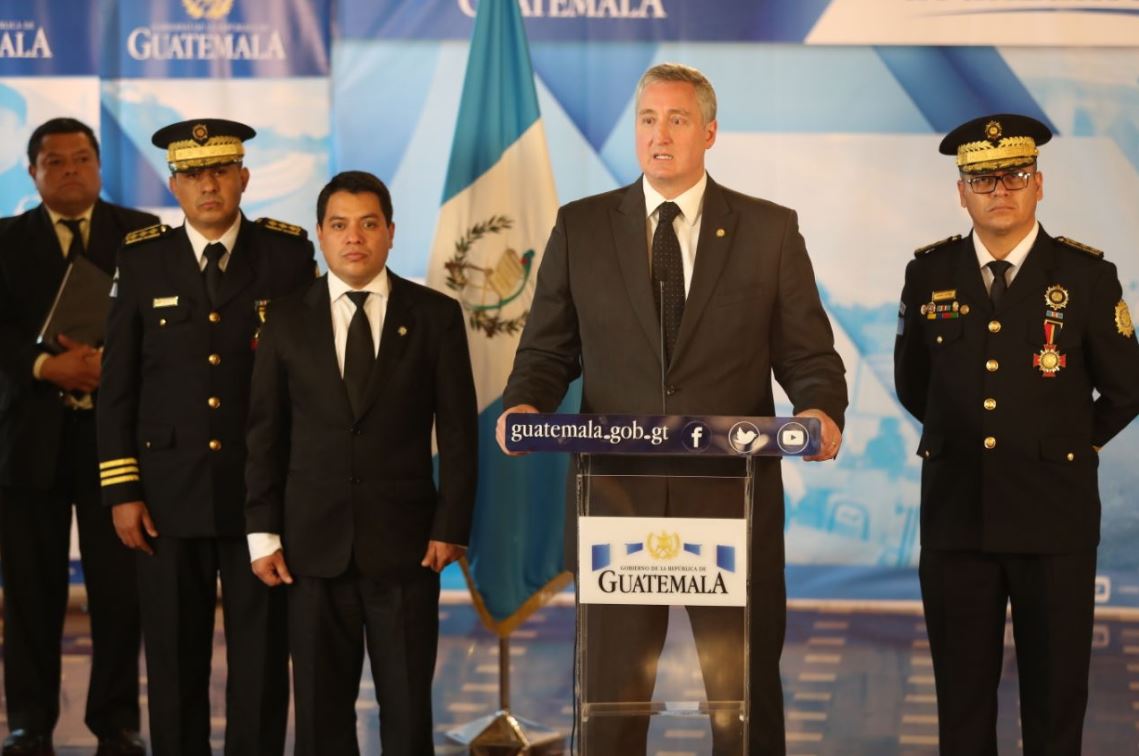 Ministro de Gobernación, Enrique Degenhart, acompañado de algunos de los nuevos funcionarios de la PNC, dijo desconocer el amparo presentado en contra de los nuevos nombramientos. (Foto Prensa Libre: Esbin García)